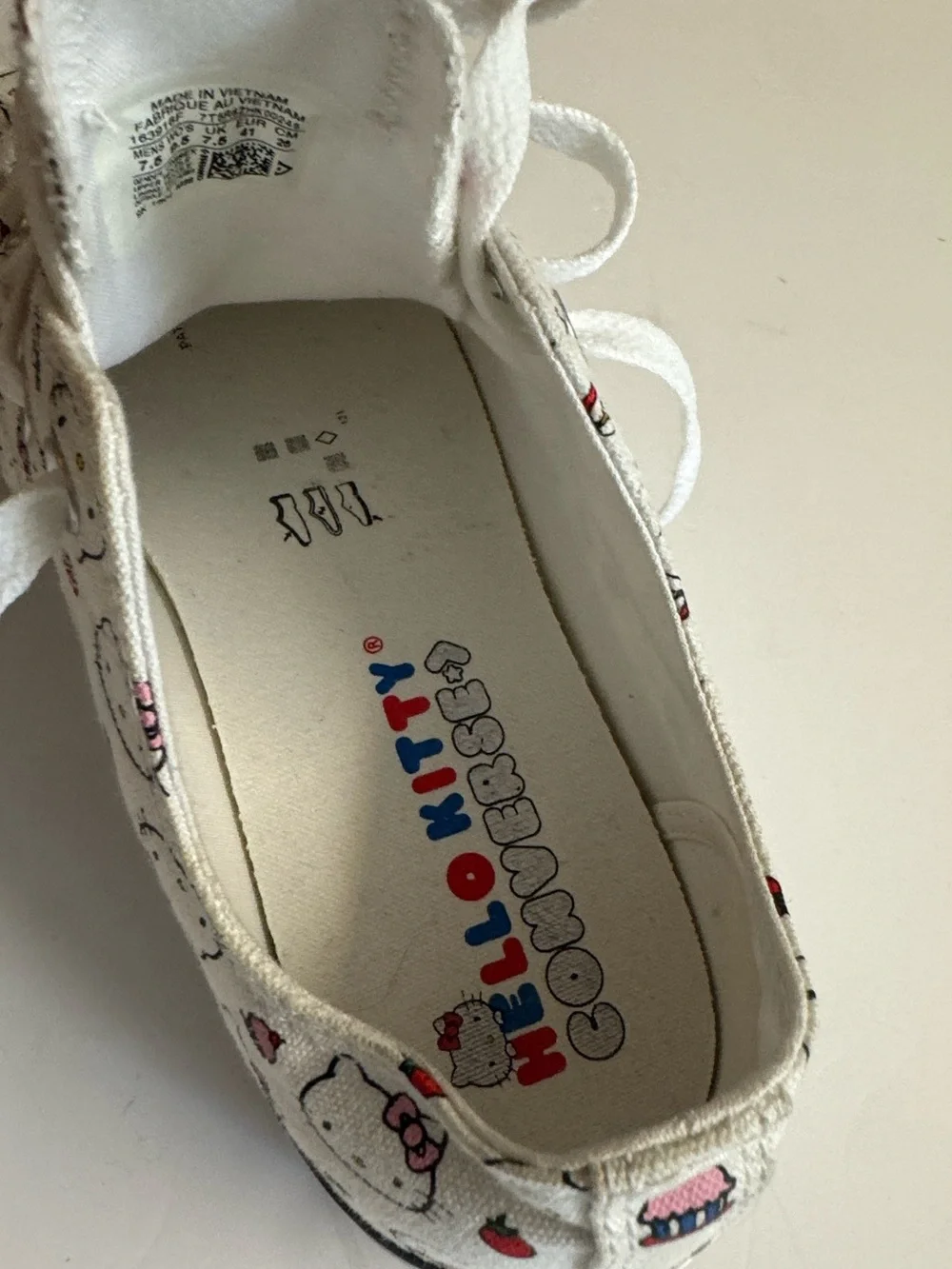 Converse x Hello Kitty Chuck Taylor All Star Low-Top White Canvas.Size 9.5